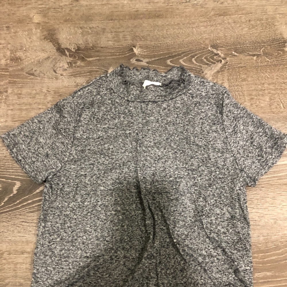CROPPED GRAY TOP